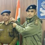 पुलिस उपाधीक्षक पद पर पदोन्नत हुए प्रतिसार निरीक्षक जनक सिंह पंवार, एसएसपी लोकेश्वर सिंह ने कंधों पर बैज पहनाकर किया अलंकृत