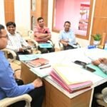 डीएम मयूर दीक्षित की अध्यक्षता में जिला स्तरीय पत्रकार स्थायी समिति की बैठक आयोजित, प्रशासन और प्रेस के संबंधों को सशक्त बनाने पर जोर