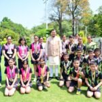 मुख्यमंत्री धामी से 35वें राष्ट्रीय खेल कूद टेबल टेनिस प्रतियोगिता में गोल्ड मेडल जीतने वाली सरस्वती विद्या मंदिर इण्टर कॉलेज ज्योतिर्मठ के छात्रों की टीम ने की भेंट