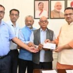 मृतक उपनलकर्मी के परिजनों को मंत्री जोशी ने सौंपा चेक, दुर्घटना बीमा के रूप में भी 50 लाख की राशि होगी जारी