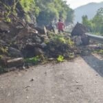 डीएम आशीष भटगांई की सख्त कार्रवाई, लापरवाही बरतने वाले अधिकारियों पर गिरी गाज, पीएमजीएसवाई जेई को किया सस्पेंड