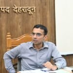 एक्शन में डीएम सविन बंसल, बुर्जुग को सताने वाले कानूनगो को किया निलंबित
