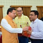 श्री महंत इंदिरेश अस्पताल के वरिष्ठ काॅर्डियोलाॅजिस्ट डाॅ. साहिल महाजन को मुख्यमंत्री धामी ने किया सम्मानित