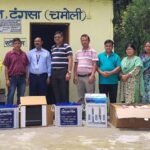 एसबीआई टंगसा इंटर कालेज को बांटी सामग्री