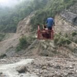 टिहरी : डीएम नितिका खण्डेलवाल के निर्देशन में जौनपुर ब्लॉक के चिफल्डी गदेरे पर लगी ट्रॉली, ग्रामीणों को आवागमन में मिली बड़ी राहत