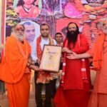 अखाड़ा परिषद अध्यक्ष श्री महंत रविंद्र पुरी महाराज ने डीएम और एसएसपी को किया सम्मानित