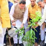 मुख्यमंत्री पुष्कर सिंह धामी ने एक पेड़ मां के नाम अभियान के तहत किया पौधारोपण