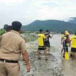 डाकपत्थर क्षेत्र में यमुना नदी के टापू में फंसे 11 व्यक्तियों को पुलिस ने सकुशल किया रेस्क्यू