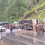 उत्तराखंड : सेना के जवानों की बस बदरीनाथ हाईवे पर पलटी, बड़ा हादसा टला