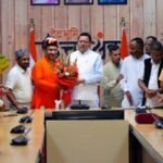 सीएम धामी से गंगोत्री और पुरोला विधायकों के नेतृत्व में उत्तरकाशी जिले से त्रिस्तरीय पंचायत चुनावों में जीत दर्ज करने वाले नवनिर्वाचित जिला पंचायत सदस्यों ने की भेंट