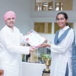 टेबल टेनिस खिलाड़ी स्तुति कुकरेती की प्रतिभा को श्री गुरु राम राय विश्वविद्यालय ने किया सम्मानित, श्रीमहंत देवेन्द्र दास जी महाराज ने 25 हजार रुपये का चेक किया प्रदान 