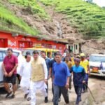 ग्राउण्ड जीरो पर पहुंचे कैबिनेट मंत्री डॉ. धन सिंह रावत, सीएम धामी के साथ किया आपदाग्रस्त क्षेत्र का दौरा, प्रभावित परिवारों व ग्रामीणों को दिया मदद का दिया भरोसा