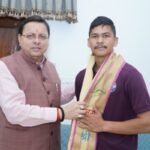 मुख्यमंत्री पुष्कर सिंह धामी से माउंट एवरेस्ट फतह करने वाले वीरेन्द्र सिंह सामंत ने की मुलाकात