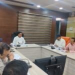 पौड़ी के आपदाग्रस्त क्षेत्रों के आंकलन को जायेगी संयुक्त टीम, कैबिनेट मंत्री डॉ. रावत ने आपदा को लेकर बुलाई बैठक, उच्चाधिकारियों को दिये निर्देश
