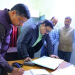 गढ़वाल आयुक्त विनय शंकर पांडेय ने स्वास्थ्य निदेशक कार्यालय का किया औचक निरीक्षण, निदेशक सहित 03 पाये गये अनुपस्थित 