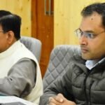 हेल्पलाइन की शिकायतों को समय से करें निस्तारित – डीएम गौरव कुमार