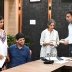 डीएम सविन बंसल की पहल से असहाय विधवा को मिला न्याय, बैंक ने लौटाए घर के कागजात, परिवार सहित धन्यवाद देने कलेक्ट्रेट पंहुची शोभा