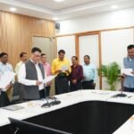 मुख्य सचिव आनंद बर्द्धन ने दिलाई एकता एवं अखंडता की शपथ