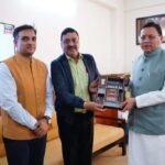 सीएम को सौंपा प्रदेश को राष्ट्रीय स्तर पर मिले व्यापार सुधार कार्ययोजना के तहत टॉप अचीवर्स पुरस्कार