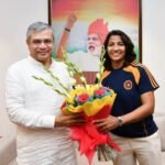 रेल मंत्री अश्विनी वैष्णव से उत्तराखंड की क्रिकेटर स्नेह राणा ने टीम के साथ की मुलाकात
