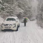 बर्फबारी तथा बारिश से खिले पर्यटकों के चेहरे