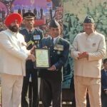 सुबेदार मेजर (सेनि) भगवती प्रसाद थपलियाल को राज्यपाल ने किया सम्मानित