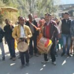 छिमटा के राज रुडियों ने कांसुवा के कुंवरों को सौंपी मनौती की छतोली