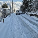 भारी बर्फबारी : सड़कें अवरुद्ध होने से जनजीवन अस्त-व्यस्त