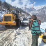 भारी बर्फबारी से थमे वाहनों के पहिए, BRO ने संभाला मोर्चा