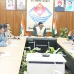 सेब की अति सघन बागवानी योजना पर मंथन, मुख्य सचिव ने अधिकारियों के साथ की समीक्षा बैठक