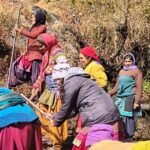 सरकार को दिखाया आइना, ग्रामीण श्रमदान से बना रहे सड़क