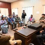 डीएम व एसएसपी ने मृतक पत्रकार आश्रितों को किए आर्थिक सहायता के चैक वितरित