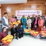 ठंड से राहत : डीएम स्वाति एस. भदौरिया ने जरूरतमंद परिवारों को वितरित की राहत सामग्री