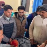 क्वानू-मीनस मोटर मार्ग बस हादसे में घायलों का BJP नेता रामशरण नौटियाल ने अस्पताल पहुंचकर जाना हाल