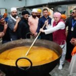 श्रीमहंत देवेन्द्र दास जी महाराज ने संगत के साथ दी लंगर सेवा, श्री दरबार साहिब में संगतों के पहुंचने का क्रम हुआ तेज़, सजने लगा श्री दरबार साहिब, रौनकों में लगे चार चांद