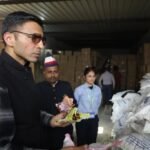 डीएम सविन बंसल ने आंगनबाड़ी केंद्रों को राशन ले जा रहे वाहनों को रुकवाकर मौके पर ही खाद्य सामग्री की सैंपलिंग कराई