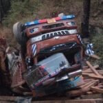 देवखाल के पास अनियंत्रित होकर खाई में गिरा ट्रक