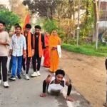 पत्नी से अलग होने की खुशी में 9 किमी दंडवत परिक्रमा, युवक के छिले घुटने