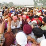 94 फीट ऊंचे नए ध्वजदण्ड को कंधों पर उठाकर श्री दरबार साहिब पहुंची संगतें, श्री गुरु राम राय जी महाराज व श्रीमहंत देवेन्द्र दास जी महाराज के जयकारों से निहाल हुई संगतें