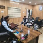 डीएम प्रशांत आर्य ने फॉर्मर रजिस्ट्री की धीमी प्रगति पर जताई कड़ी नाराजगी; कृषि विभाग के कार्मिकों के वेतन आहरण पर रोक लगाने के दिए निर्देश
