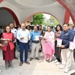 हरिद्वार : जिले को साफ स्वच्छ एवं सुंदर बनाने की दिशा में परिवहन विभाग की पहल, सभी सरकारी वाहनों में लगाए जा रहे है डस्टबिन, डीएम मयूर दीक्षित व सीडीओ डॉ. ललित नारायण मिश्रा ने कलेक्ट्रेट परिसर से किया गया शुभारंभ