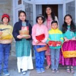 फूलदेई पर्व पर बच्चों की किलकारियों से गूंजा जिलाधिकारी आवास, रंग-बिरंगे फूलों और लोकगीतों से महका माहौल, डीएम स्वाति एस. भदौरिया ने बच्चों को दिए उपहार