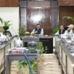 मुख्यमंत्री घोषणाओं के कार्यों को शीघ्र पूर्ण करें, लंबित परियोजनाओं पर 15 दिन में निर्णय लें – मुख्य सचिव आनंद बर्धन