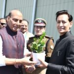 हल्द्वानी पहुंचे रक्षामंत्री राजनाथ सिंह; जनप्रतिनिधियों, अधिकारियों व लोक कलाकारों ने किया भव्य स्वागत