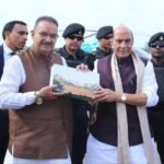 सैनिक कल्याण मंत्री गणेश जोशी ने रक्षा मंत्री राजनाथ सिंह को हाऊस ऑफ हिमालयास के उत्पाद किये भेंट