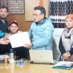 प्रभावितों की चेतावनी : पांच दिनों में हो मांग पूरी, नहीं तो एनटीपीसी पर करेंगे तालाबंदी