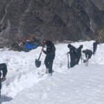 हेमकुंड साहिब यात्रा मार्ग से बर्फ हटाने में जुटे सेना के जवान
