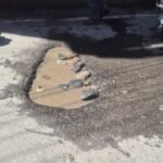 जोशीमठ में बदहाल हाईवे से लोग परेशान, मुख्य चौराहे पर गड्ढा बना खतरा