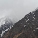 बदरीनाथ धाम में फिर लौटी ठंड, बारिश और हिमपात से बदला मौसम