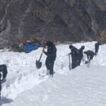 बर्फ हटाकर रास्ता बना रही सेना, यात्रा होगी सुगम